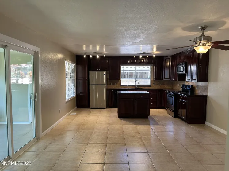 1066 Palmwood, Sparks, Nevada 89434, 4 Bedrooms Bedrooms, ,2 BathroomsBathrooms,Residential Lease,Manufactured,Palmwood,250056168