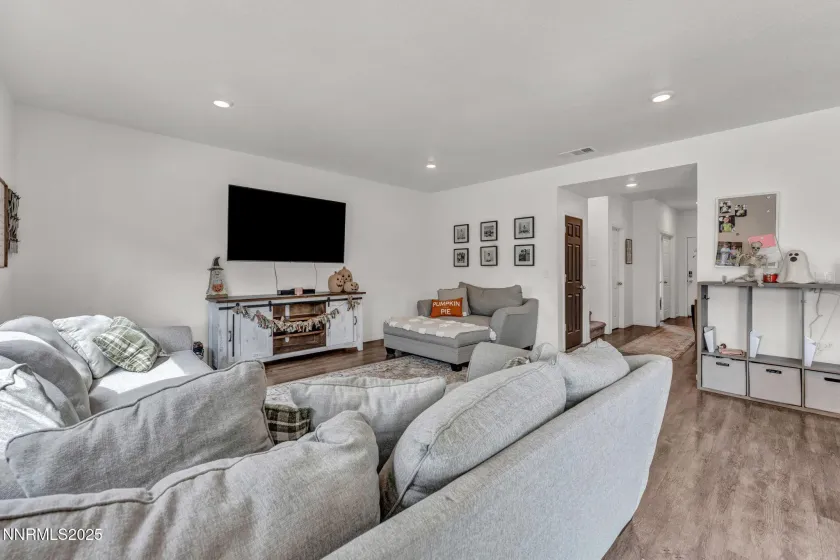 1281 Old Barn, Sparks, Nevada 89436, 4 Bedrooms Bedrooms, ,3 BathroomsBathrooms,Residential,Residential,Old Barn,250056428