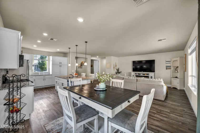 1071 Iron King, Sparks, Nevada 89441, 3 Bedrooms Bedrooms, ,2 BathroomsBathrooms,Residential,Residential,Iron King,250056606