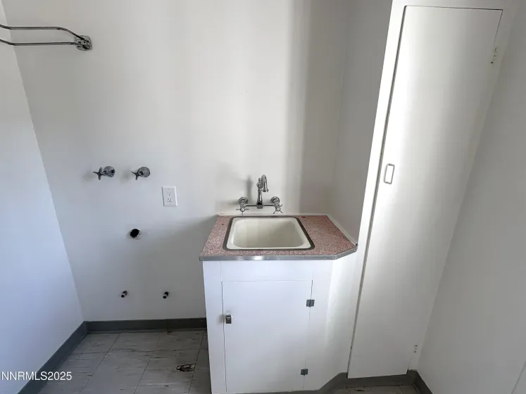 230 Glenmanor, Reno, Nevada 89509, 2 Bedrooms Bedrooms, ,1 BathroomBathrooms,Residential,Residential,Glenmanor,250056681