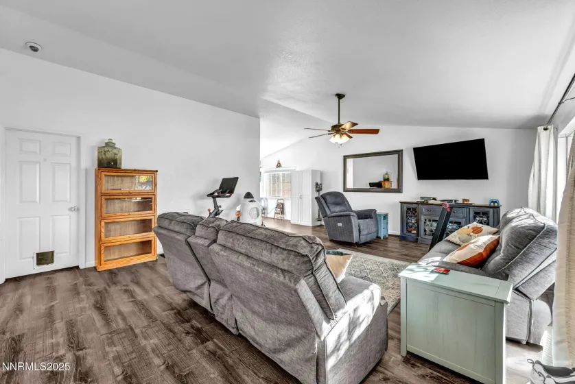 956 Lindsay, Carson City, Nevada 89706, 3 Bedrooms Bedrooms, ,2 BathroomsBathrooms,Residential,Residential,Lindsay,250056939