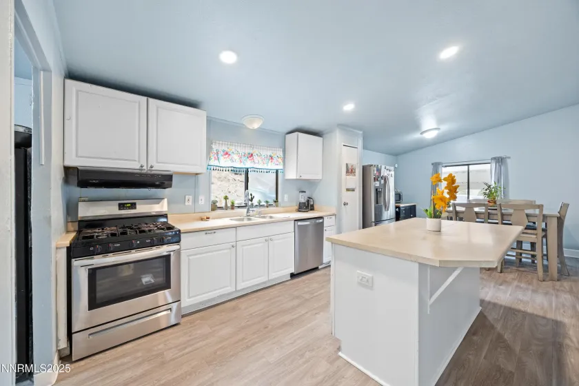 2735 Daffodil, Reno, Nevada 89512, 3 Bedrooms Bedrooms, ,2 BathroomsBathrooms,Residential,Residential,Daffodil,250057065