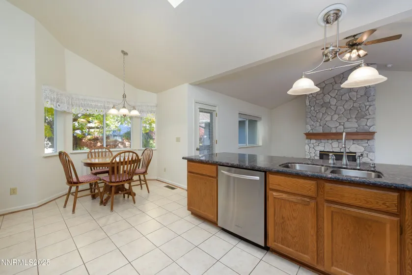 Kitchen & breakfast nook