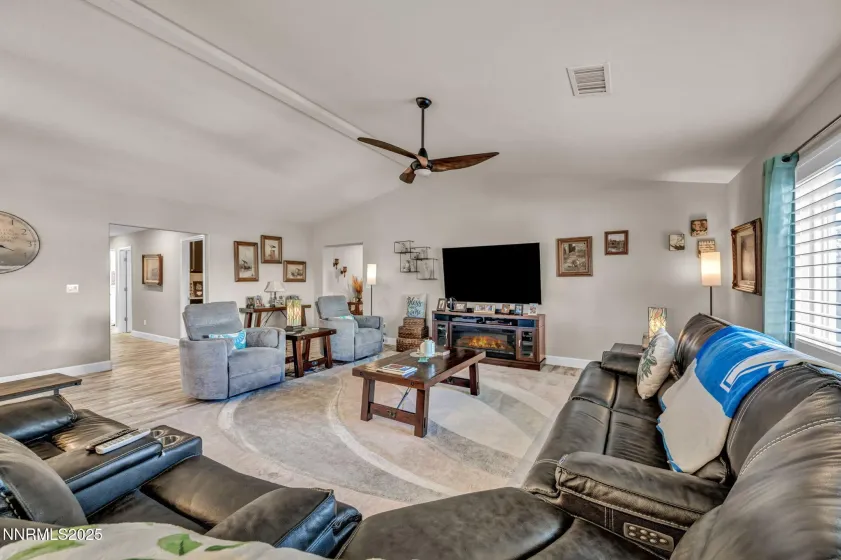 7262 Lacerta, Sparks, Nevada 89436, 4 Bedrooms Bedrooms, ,3 BathroomsBathrooms,Residential,Residential,Lacerta,250057224