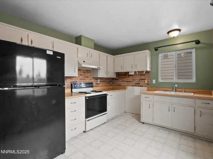 7580 Yorkshire, Reno, Nevada 89506, 4 Bedrooms Bedrooms, ,2 BathroomsBathrooms,Residential,Residential,Yorkshire,250057313