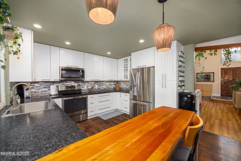 676 Riverview, Reno, Nevada 89509, 3 Bedrooms Bedrooms, ,2 BathroomsBathrooms,Residential,Residential,Riverview,250057430