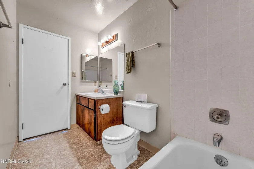 Secondary Bathroom with Bathtub