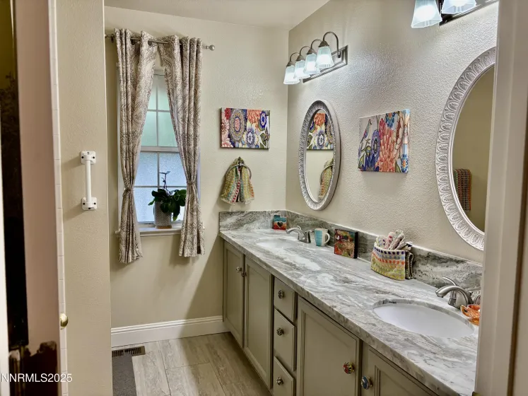 245 Moonbeam, Sparks, Nevada 89441, 3 Bedrooms Bedrooms, ,2 BathroomsBathrooms,Residential,Residential,Moonbeam,250056629