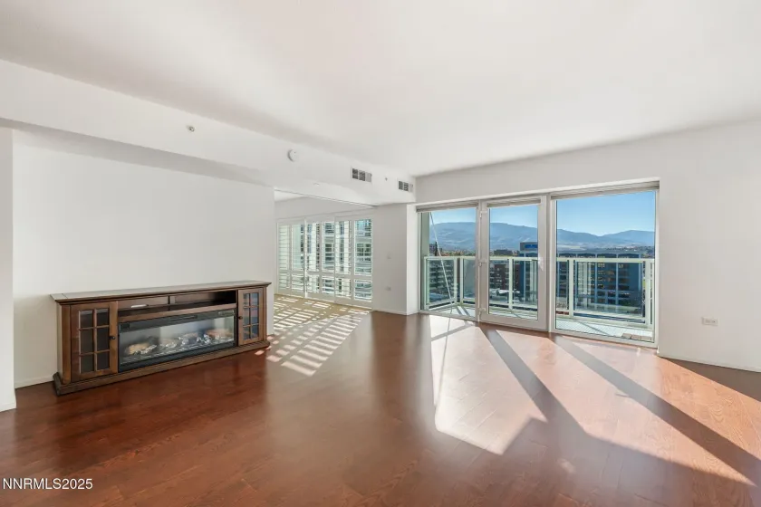 255 Sierra, Reno, Nevada 89501, 2 Bedrooms Bedrooms, ,2 BathroomsBathrooms,Residential,Residential,Sierra,250057645