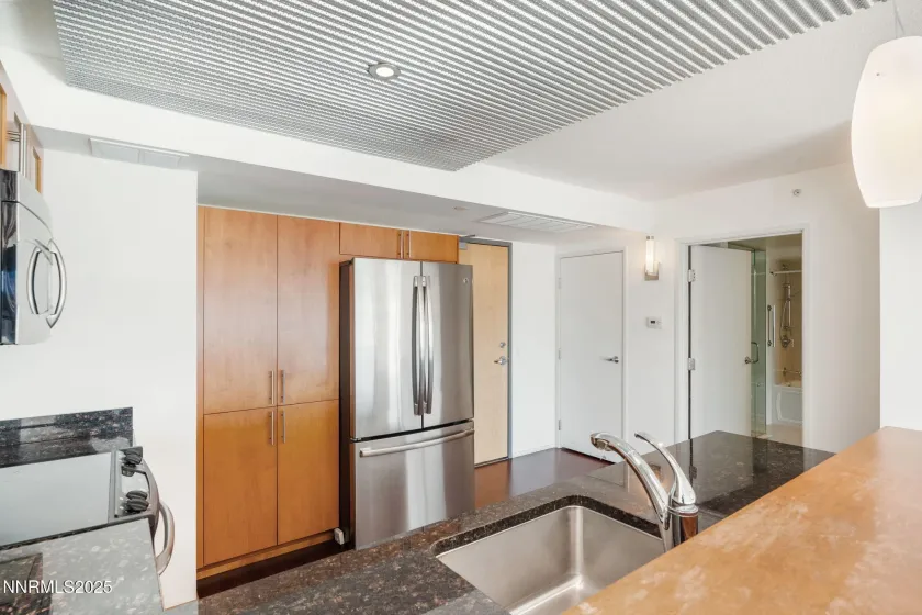 255 Sierra, Reno, Nevada 89501, 2 Bedrooms Bedrooms, ,2 BathroomsBathrooms,Residential,Residential,Sierra,250057645