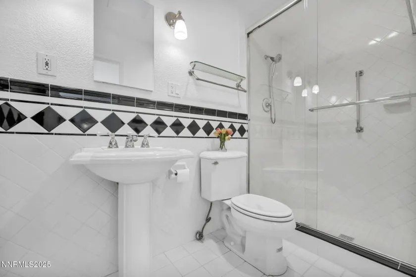 1325 Jones, Reno, Nevada 89503, 2 Bedrooms Bedrooms, ,3 BathroomsBathrooms,Residential,Residential,Jones,250057653