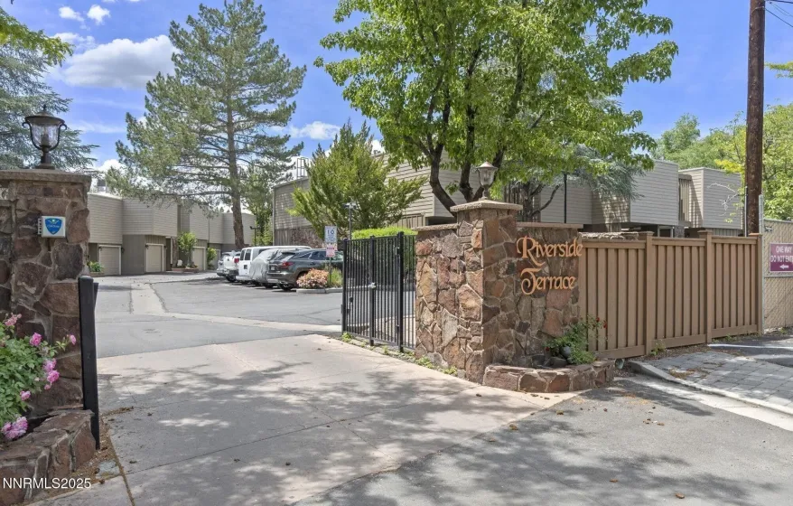 1325 Jones, Reno, Nevada 89503, 2 Bedrooms Bedrooms, ,3 BathroomsBathrooms,Residential,Residential,Jones,250057653