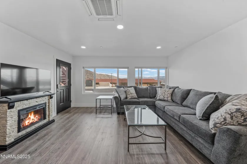 1929 US-395, Gardnerville, Nevada 89410, ,Residential Income,Residential,US-395,250057708