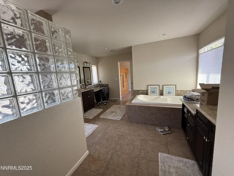 25 Nives, Sparks, Nevada 89441, 4 Bedrooms Bedrooms, ,3 BathroomsBathrooms,Residential,Residential,Nives,250057819