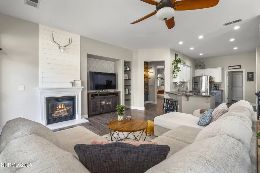 1360 Lambrays, Sparks, Nevada 89436, 4 Bedrooms Bedrooms, ,3 BathroomsBathrooms,Residential,Residential,Lambrays,250057838