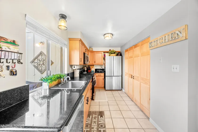 949 Crestwood, Sparks, Nevada 89434, 3 Bedrooms Bedrooms, ,2 BathroomsBathrooms,Residential,Residential,Crestwood,250057843