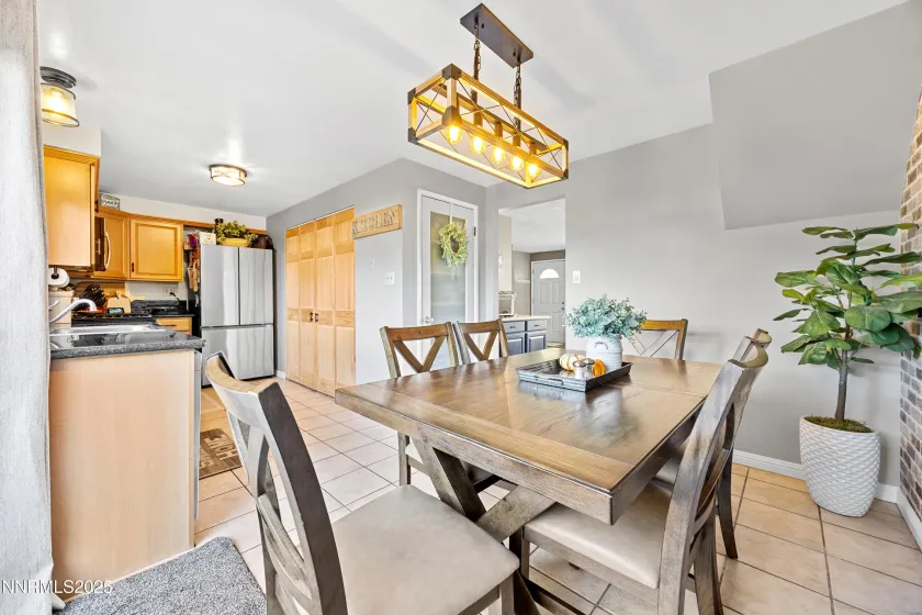 949 Crestwood, Sparks, Nevada 89434, 3 Bedrooms Bedrooms, ,2 BathroomsBathrooms,Residential,Residential,Crestwood,250057843