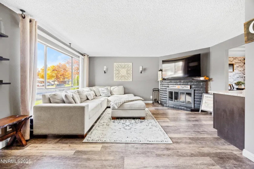 949 Crestwood, Sparks, Nevada 89434, 3 Bedrooms Bedrooms, ,2 BathroomsBathrooms,Residential,Residential,Crestwood,250057843