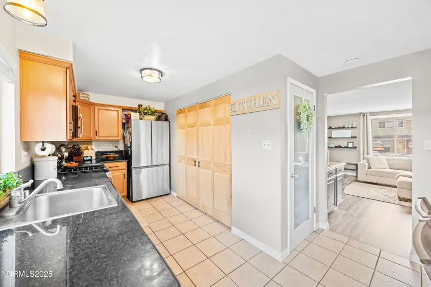 949 Crestwood, Sparks, Nevada 89434, 3 Bedrooms Bedrooms, ,2 BathroomsBathrooms,Residential,Residential,Crestwood,250057843