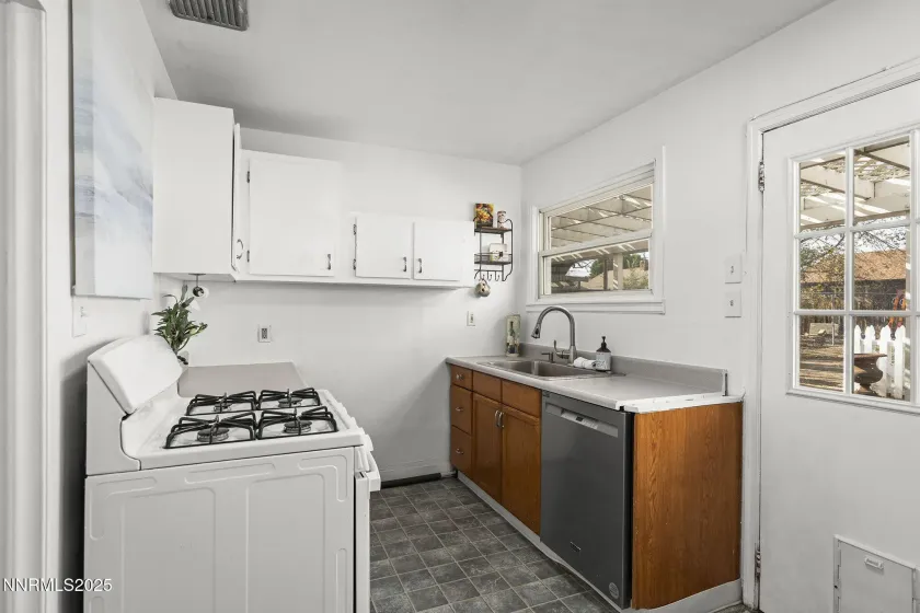 829 10th, Sparks, Nevada 89431, 2 Bedrooms Bedrooms, ,1 BathroomBathrooms,Residential,Residential,10th,250058013