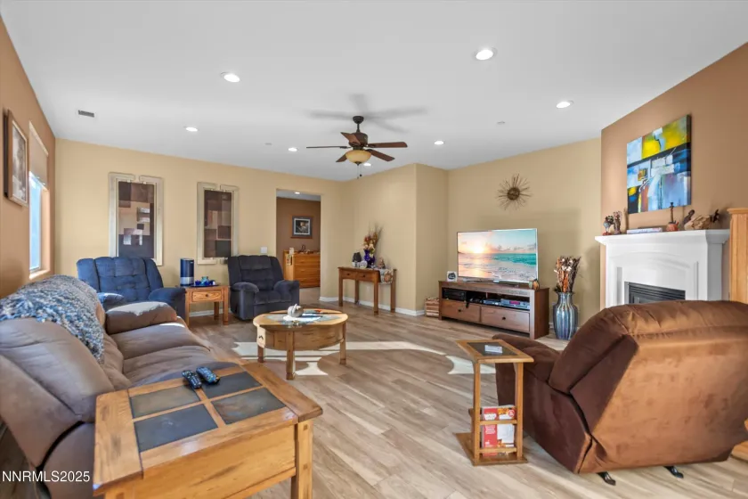 5227 Vista Heights, Sparks, Nevada 89436, 3 Bedrooms Bedrooms, ,3 BathroomsBathrooms,Residential,Residential,Vista Heights,250058195