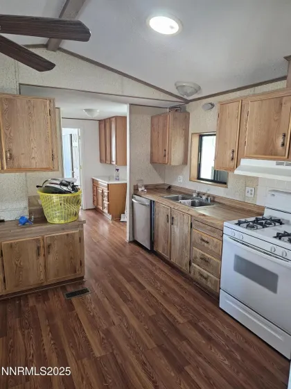 9 Holmes, Yerington, Nevada 89447, 3 Bedrooms Bedrooms, ,2 BathroomsBathrooms,Residential,Residential,Holmes,250058330