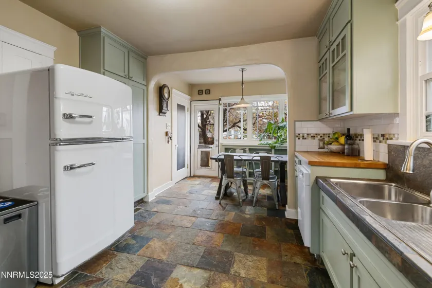 948 Washington, Reno, Nevada 89503, 2 Bedrooms Bedrooms, ,1 BathroomBathrooms,Residential,Residential,Washington,250058473