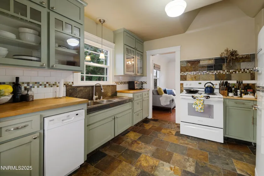 948 Washington, Reno, Nevada 89503, 2 Bedrooms Bedrooms, ,1 BathroomBathrooms,Residential,Residential,Washington,250058473