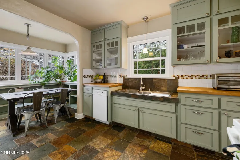 948 Washington, Reno, Nevada 89503, 2 Bedrooms Bedrooms, ,1 BathroomBathrooms,Residential,Residential,Washington,250058473