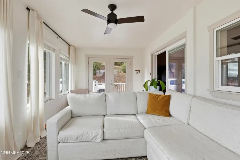 Living / Sunroom / entrance