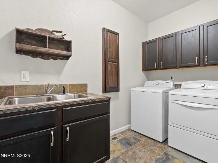 7410 Matterhorn, Reno, Nevada 89506, 5 Bedrooms Bedrooms, ,3 BathroomsBathrooms,Residential,Residential,Matterhorn,250058671