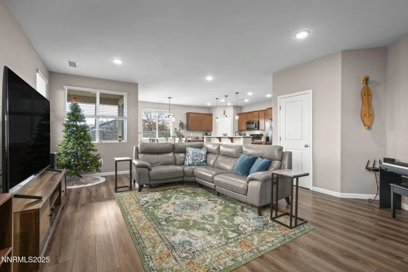 943 High Apple, Sparks, Nevada 89436, 3 Bedrooms Bedrooms, ,2 BathroomsBathrooms,Residential,Residential,High Apple,250058759