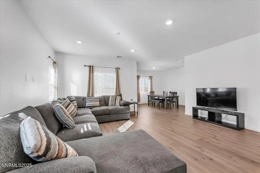 7523 Grassy Plains, Reno, Nevada 89506, 3 Bedrooms Bedrooms, ,2 BathroomsBathrooms,Residential,Residential,Grassy Plains,250058784