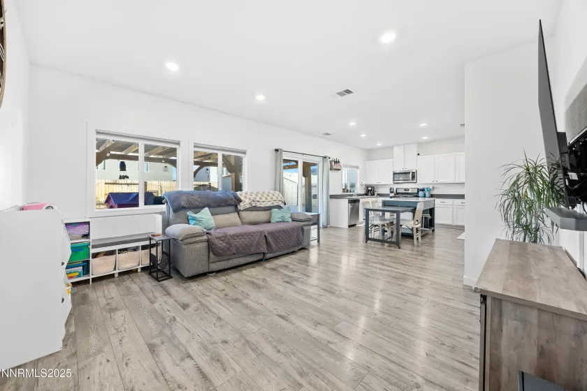 1383 Old Barn, Sparks, Nevada 89436, 3 Bedrooms Bedrooms, ,3 BathroomsBathrooms,Residential,Residential,Old Barn,250058823