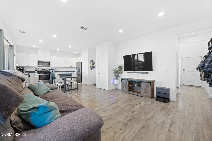 1383 Old Barn, Sparks, Nevada 89436, 3 Bedrooms Bedrooms, ,3 BathroomsBathrooms,Residential,Residential,Old Barn,250058823