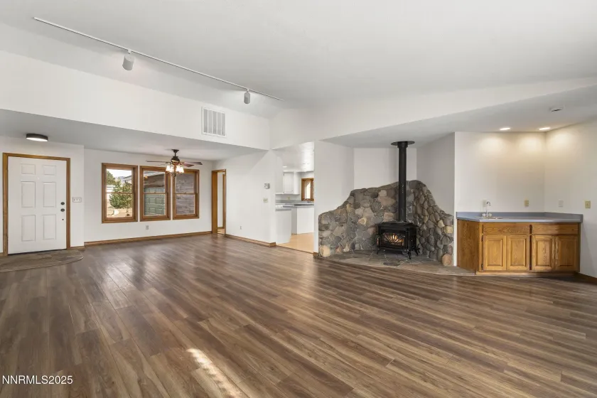 1653 Dees, Minden, Nevada 89423, 3 Bedrooms Bedrooms, ,3 BathroomsBathrooms,Residential,Residential,Dees,250058825