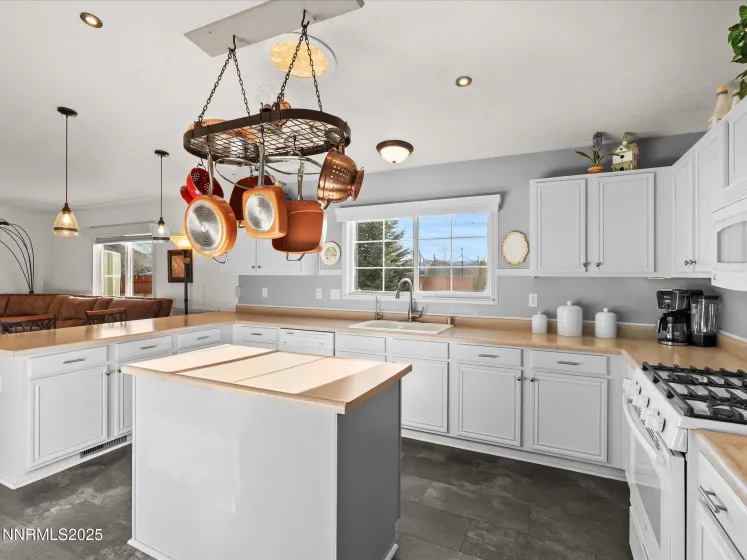 17634 Georgetown, Reno, Nevada 89508, 3 Bedrooms Bedrooms, ,2 BathroomsBathrooms,Residential,Residential,Georgetown,250058879