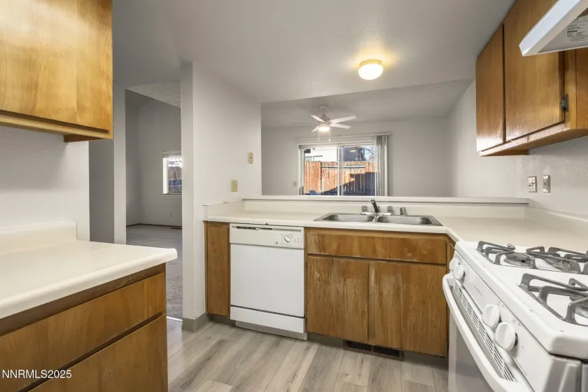 1675 Round Mountain, Sparks, Nevada 89434, 2 Bedrooms Bedrooms, ,3 BathroomsBathrooms,Residential,Residential,Round Mountain,250058984