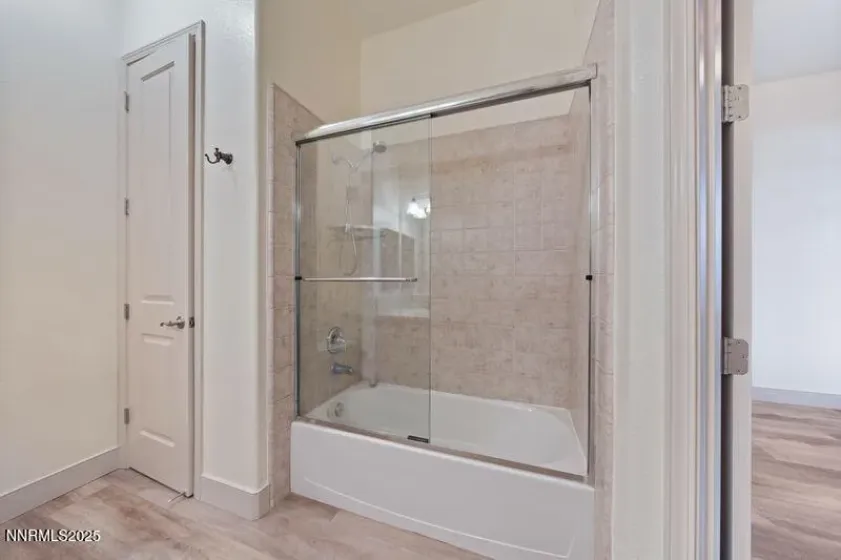 Hall Bathtub/shower