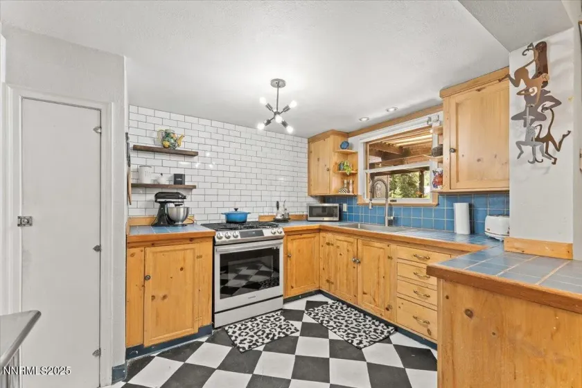 661 Thoma, Reno, Nevada 89502, 2 Bedrooms Bedrooms, ,1 BathroomBathrooms,Residential,Residential,Thoma,250051832