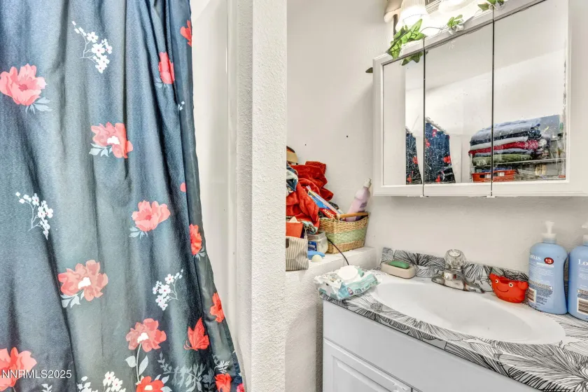 687 Douglas, Fallon, Nevada 89406, 3 Bedrooms Bedrooms, ,2 BathroomsBathrooms,Residential,Residential,Douglas,250059168