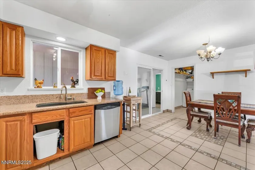 1250 Oxford, Sparks, Nevada 89431, 4 Bedrooms Bedrooms, ,2 BathroomsBathrooms,Residential,Residential,Oxford,250059222