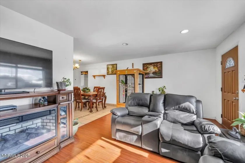 1250 Oxford, Sparks, Nevada 89431, 4 Bedrooms Bedrooms, ,2 BathroomsBathrooms,Residential,Residential,Oxford,250059222