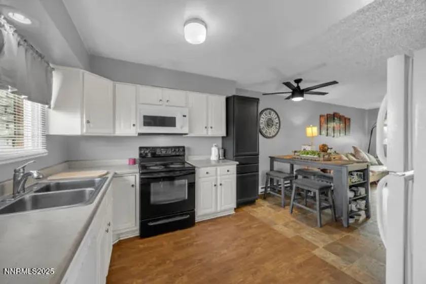 284 Smithridge, Reno, Nevada 89502, 2 Bedrooms Bedrooms, ,2 BathroomsBathrooms,Residential,Residential,Smithridge,250059225