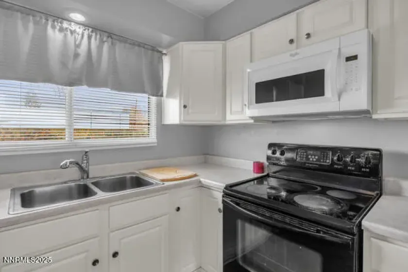 284 Smithridge, Reno, Nevada 89502, 2 Bedrooms Bedrooms, ,2 BathroomsBathrooms,Residential,Residential,Smithridge,250059225