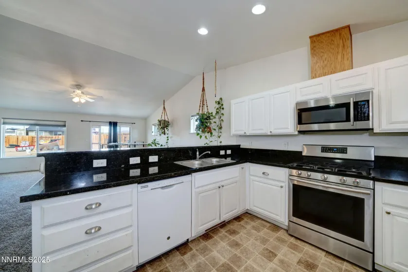 3175 Snowberry, Silver Springs, Nevada 89429, 3 Bedrooms Bedrooms, ,2 BathroomsBathrooms,Residential,Residential,Snowberry,250059385