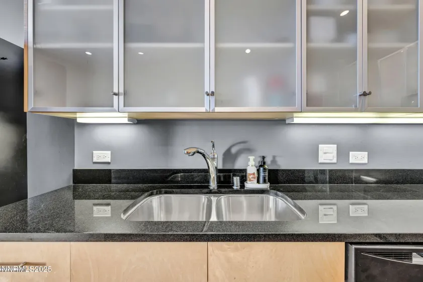 255 Sierra, Reno, Nevada 89501, 2 Bedrooms Bedrooms, ,2 BathroomsBathrooms,Residential,Residential,Sierra,250059444