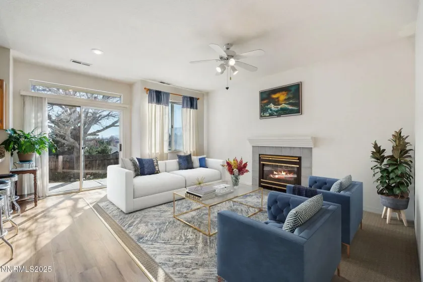 Family Room w/Fire Place (virtual staging)