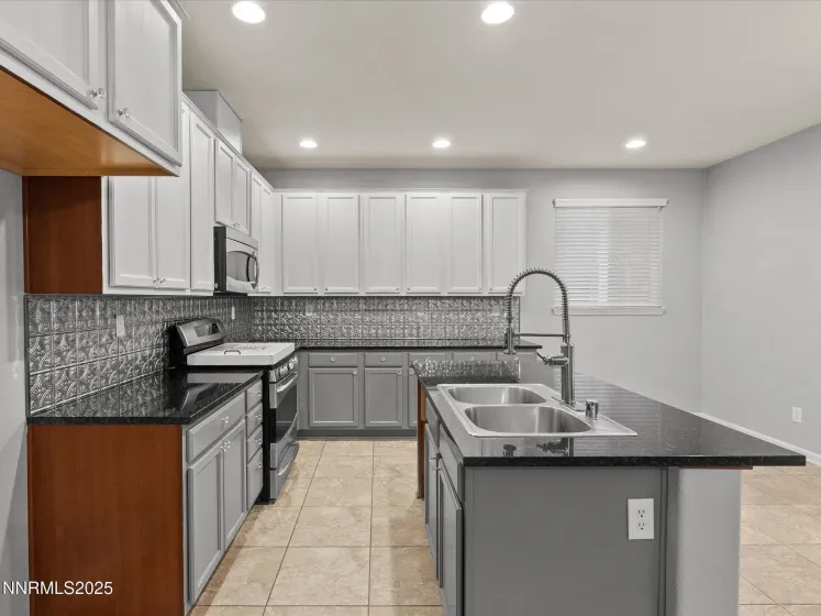 1056 Crown View, Reno, Nevada 89523, 3 Bedrooms Bedrooms, ,2 BathroomsBathrooms,Residential,Residential,Crown View,260000119