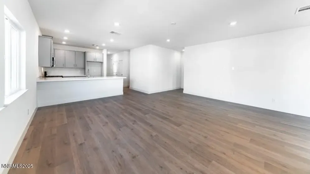 527 Radiant, Carson City, Nevada 89705, 3 Bedrooms Bedrooms, ,2 BathroomsBathrooms,Residential,Residential,Radiant,260000132